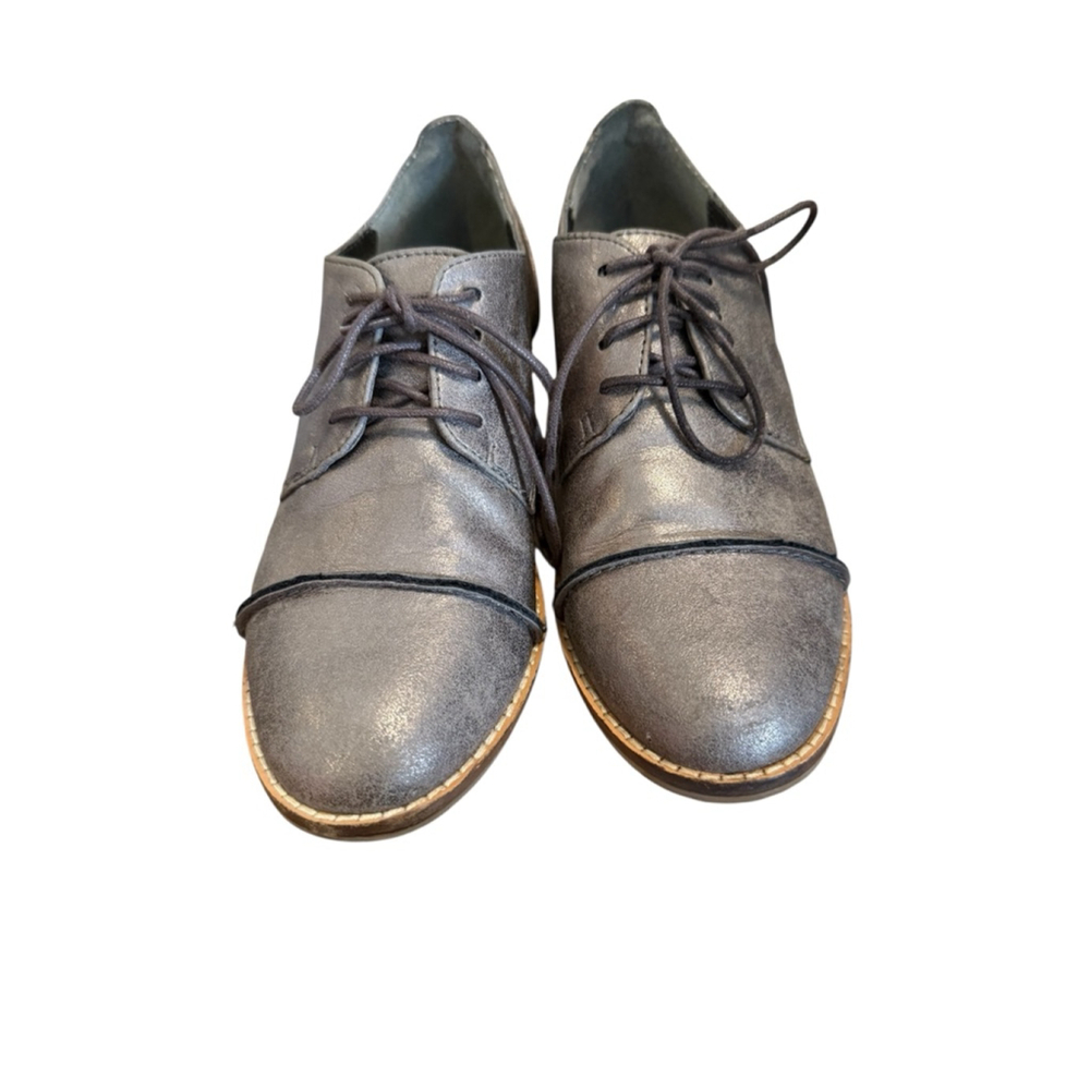 Fergalicious Gold Lace Up Oxford Flats Size 6.5